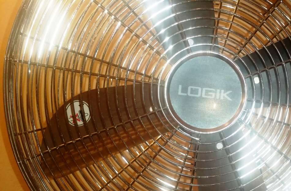LOGIK 40cm PEDESTAL FAN - NOT WORKING - PARTS or REPAIR