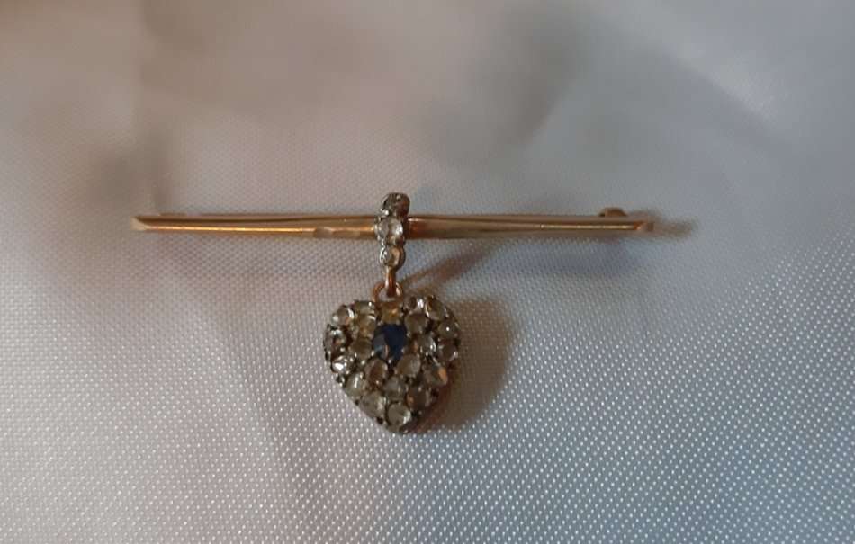 SAPPHIRE and 24 DIAMONDS HEART DESIGN BROOCH SET IN GOLD