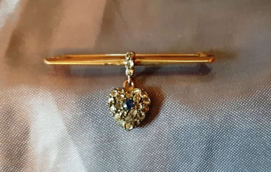 SAPPHIRE and 24 DIAMONDS HEART DESIGN BROOCH SET IN GOLD