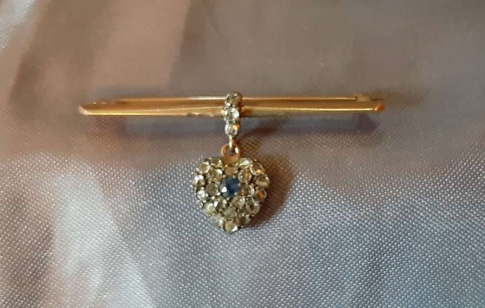 SAPPHIRE and 24 DIAMONDS HEART DESIGN BROOCH SET IN GOLD