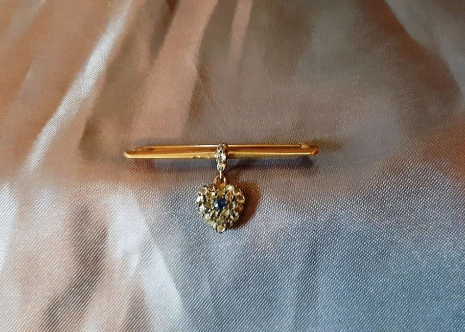 SAPPHIRE and 24 DIAMONDS HEART DESIGN BROOCH SET IN GOLD