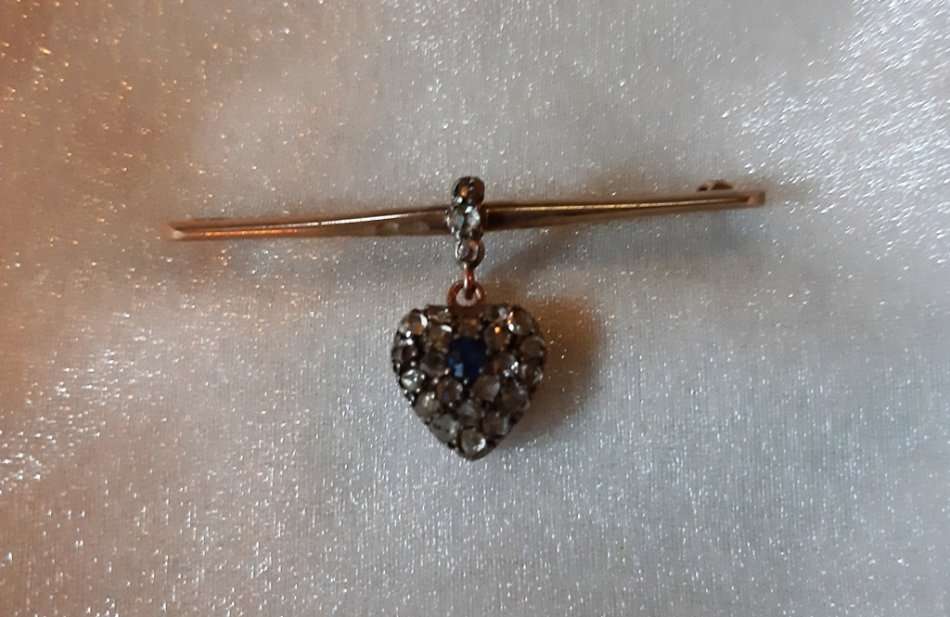SAPPHIRE and 24 DIAMONDS HEART DESIGN BROOCH SET IN GOLD