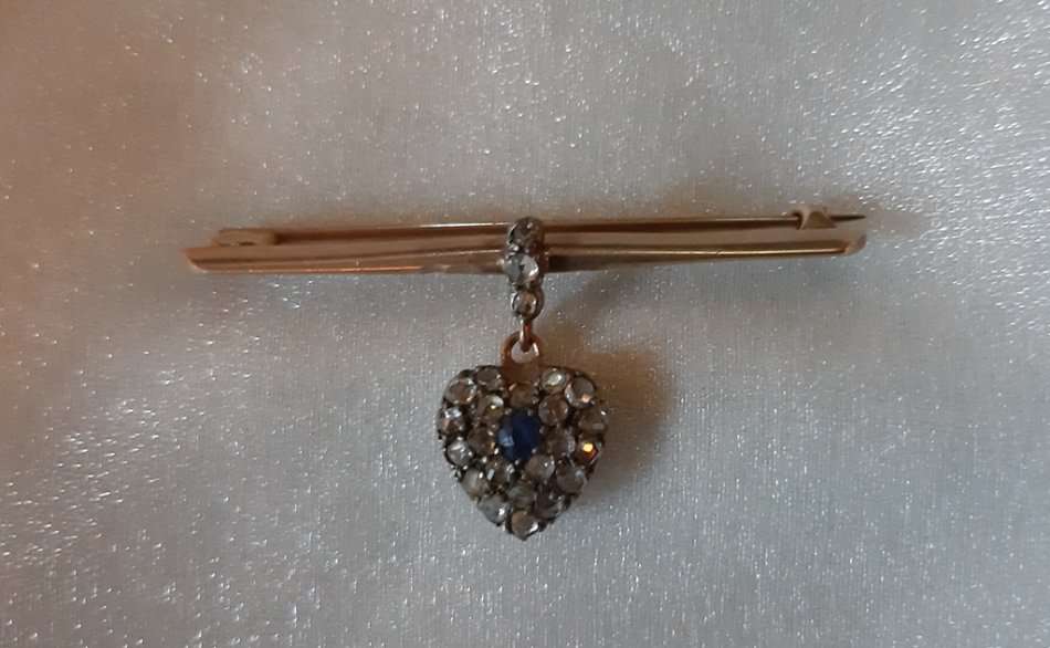 SAPPHIRE and 24 DIAMONDS HEART DESIGN BROOCH SET IN GOLD