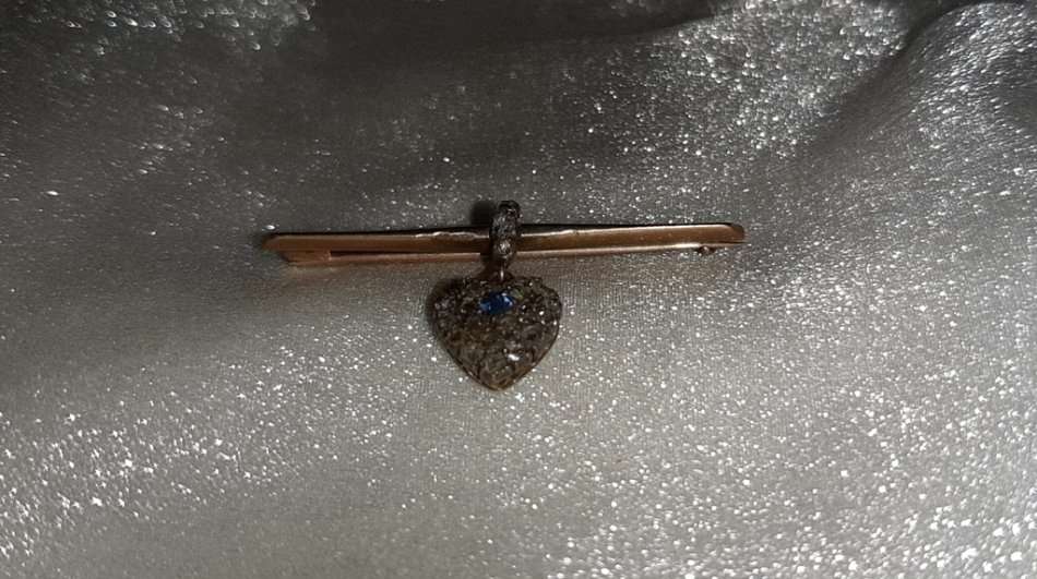 SAPPHIRE and 24 DIAMONDS HEART DESIGN BROOCH SET IN GOLD