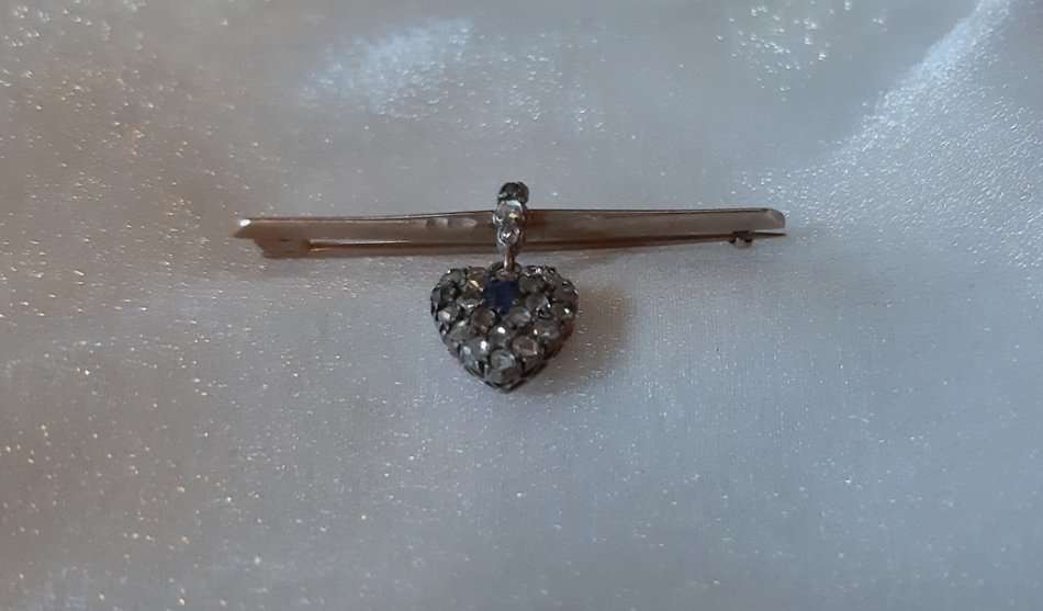 SAPPHIRE and 24 DIAMONDS HEART DESIGN BROOCH SET IN GOLD