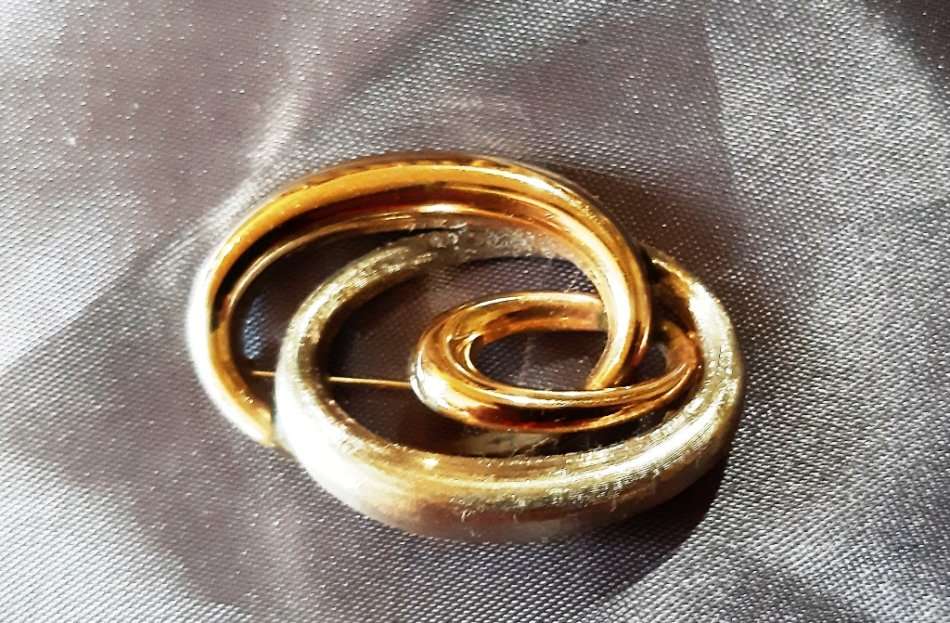DESIGNER GOLD BROOCH
