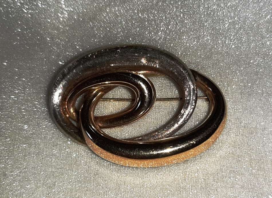 DESIGNER GOLD BROOCH