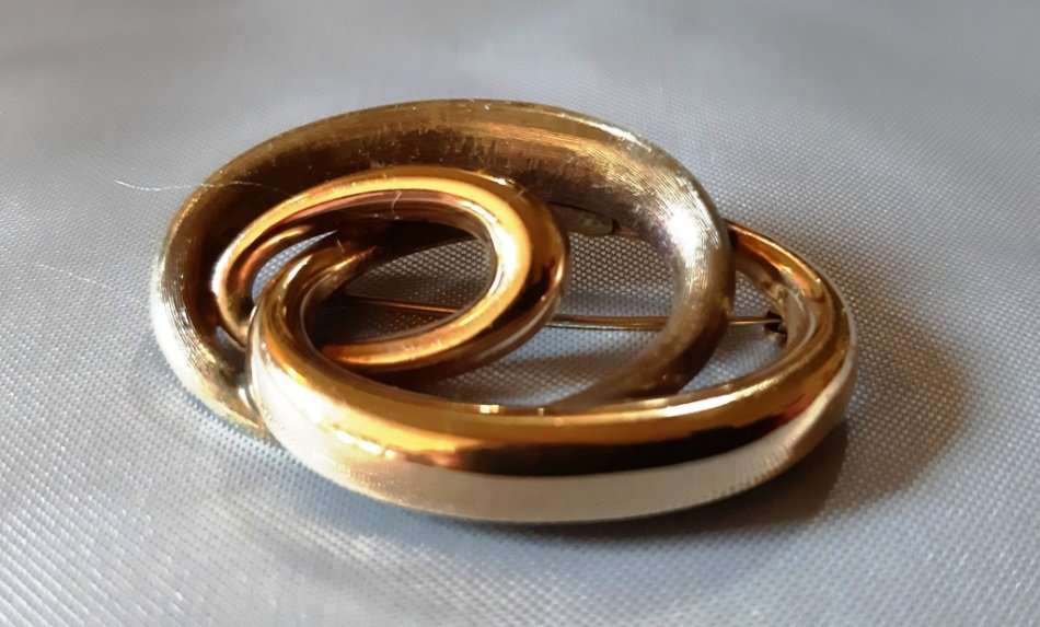 DESIGNER GOLD BROOCH