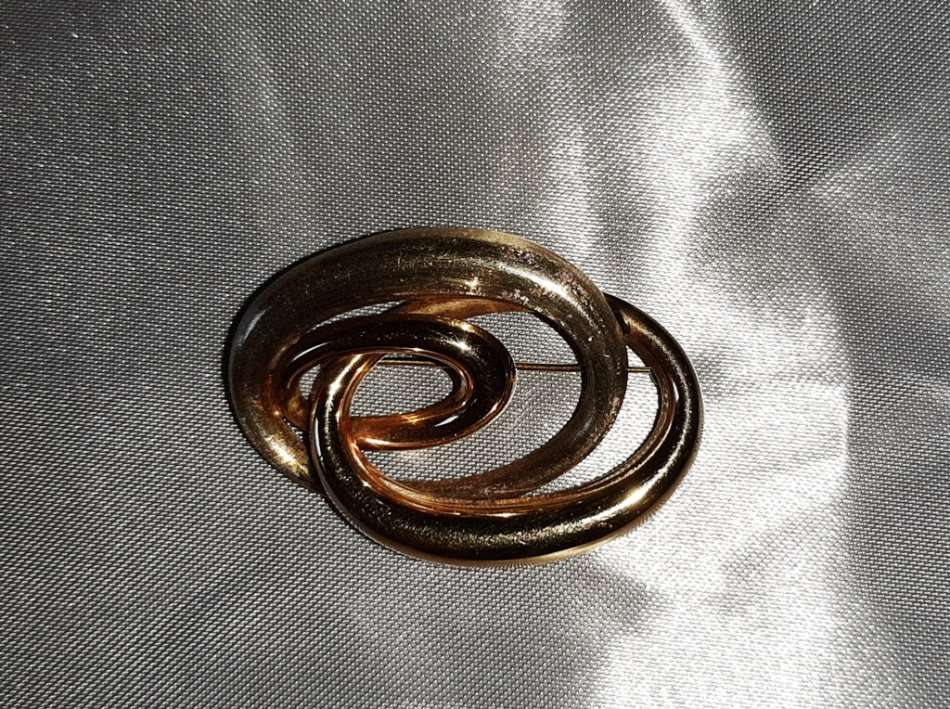 DESIGNER GOLD BROOCH