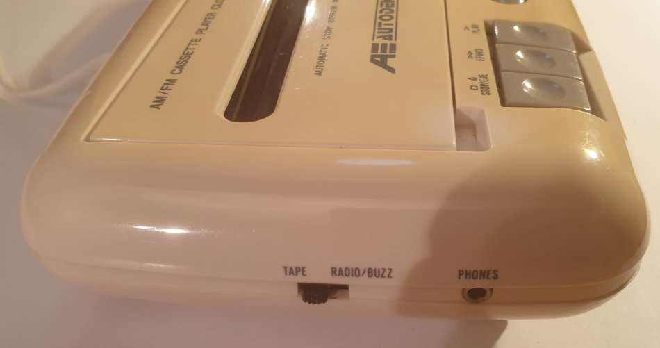 CLOCK ~ ALARM, AM/FM RADIO & CASSETTE PLAYER