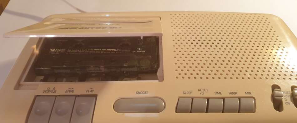 CLOCK ~ ALARM, AM/FM RADIO & CASSETTE PLAYER