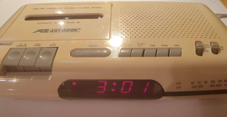 CLOCK ~ ALARM, AM/FM RADIO & CASSETTE PLAYER