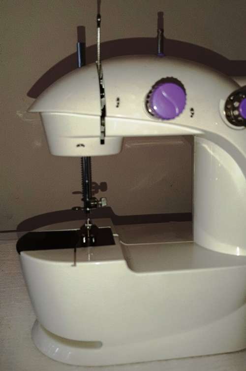 MINI ELECTRIC SEWING MACHINE ~ REQUIRES ADJUSTMENT OF TIMING