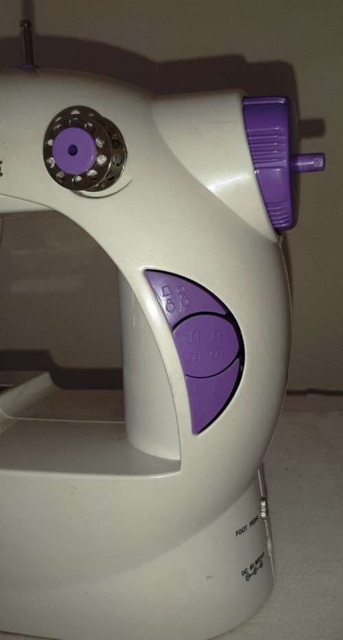 MINI ELECTRIC SEWING MACHINE ~ REQUIRES ADJUSTMENT OF TIMING