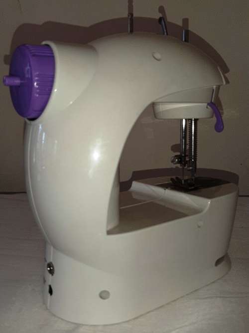 MINI ELECTRIC SEWING MACHINE ~ REQUIRES ADJUSTMENT OF TIMING