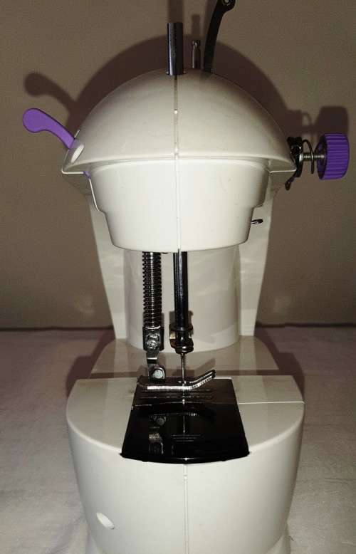 MINI ELECTRIC SEWING MACHINE ~ REQUIRES ADJUSTMENT OF TIMING