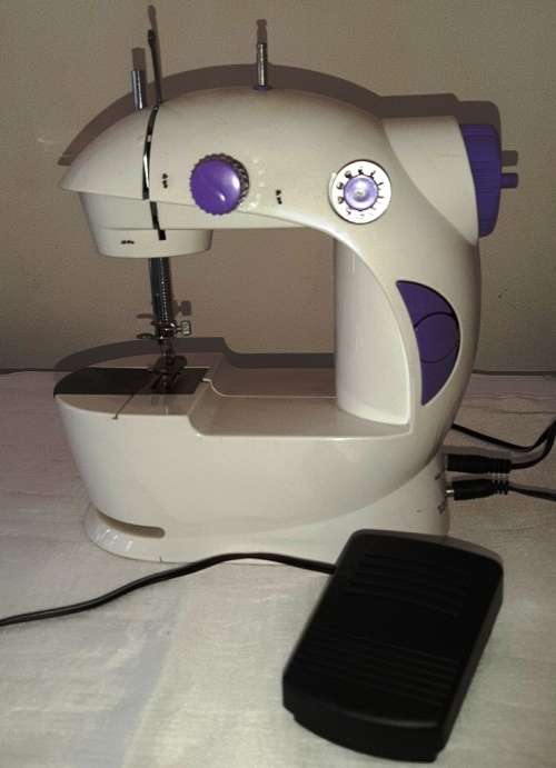 MINI ELECTRIC SEWING MACHINE ~ REQUIRES ADJUSTMENT OF TIMING
