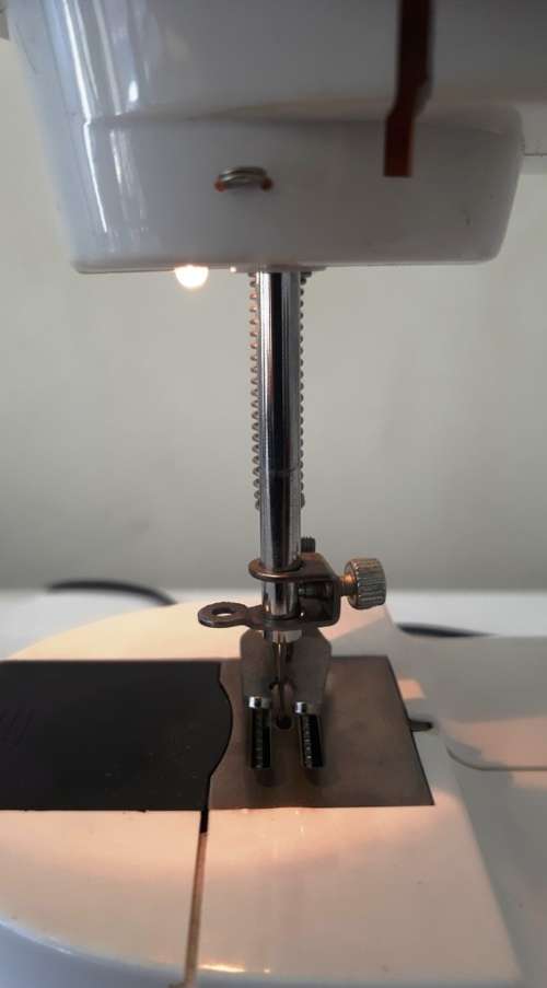 MINI ELECTRIC SEWING MACHINE ~ REQUIRES ADJUSTMENT OF TIMING