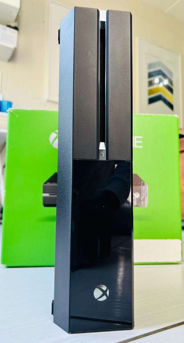 Xbox One - 500GB With One Controller