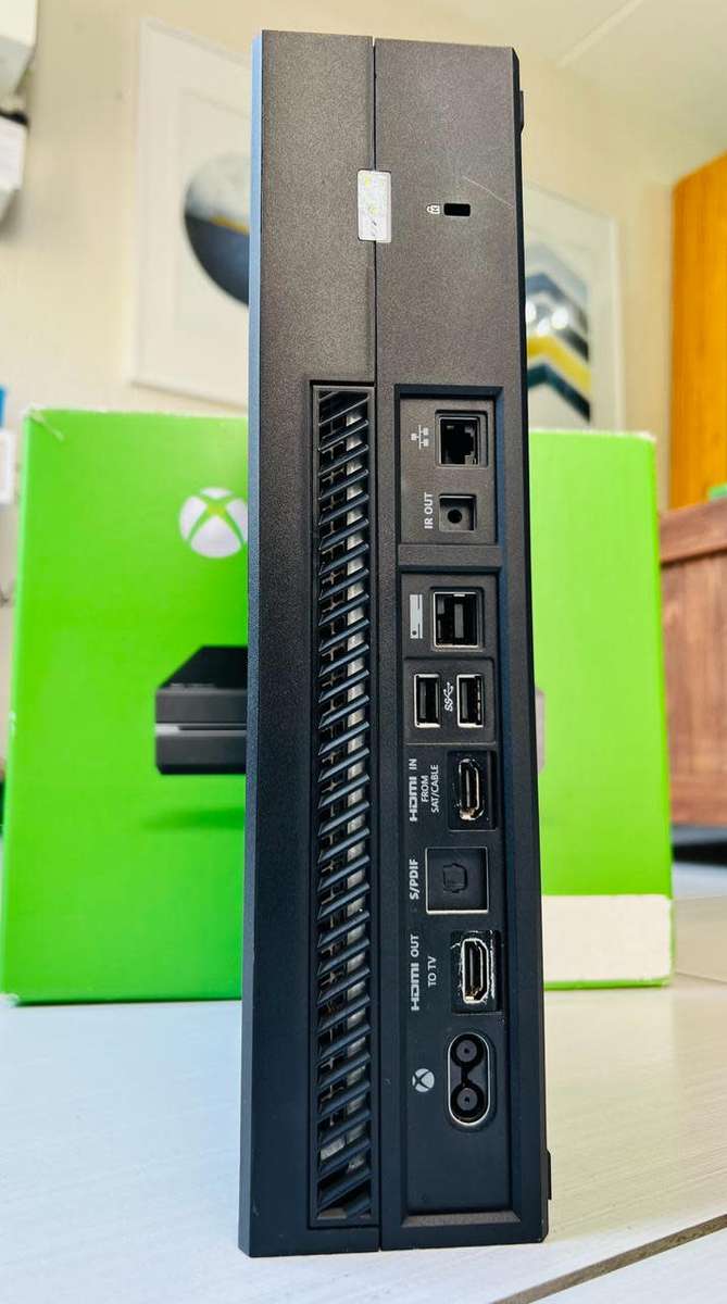 Xbox One - 500GB With One Controller