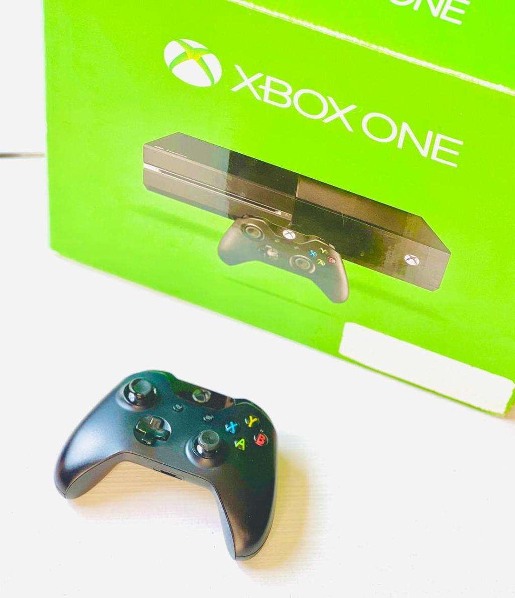Xbox One - 500GB With One Controller