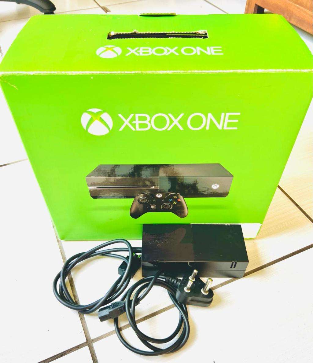 Xbox One - 500GB With One Controller