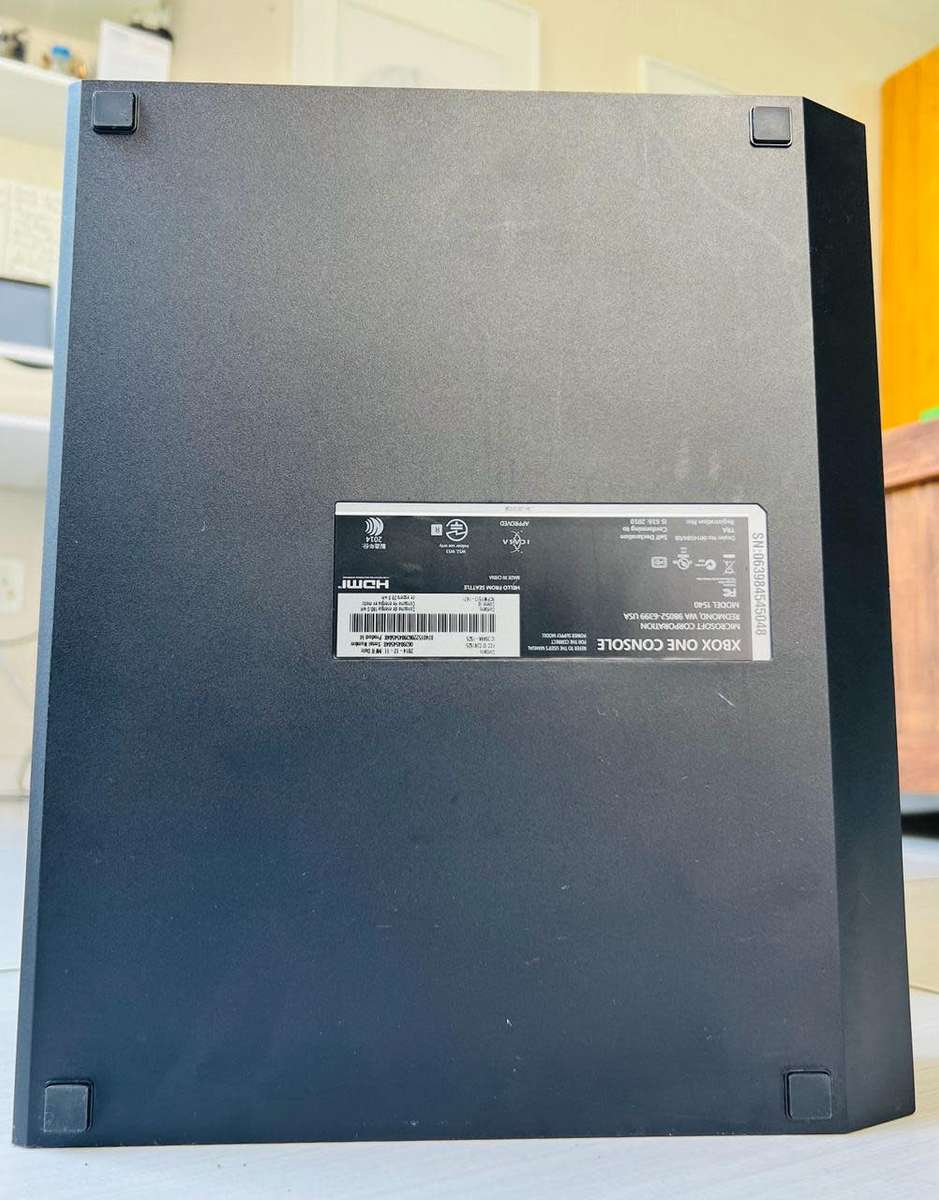 Xbox One - 500GB With One Controller