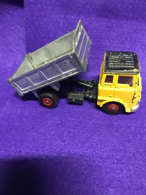 DINKY TIPPER TRUCK