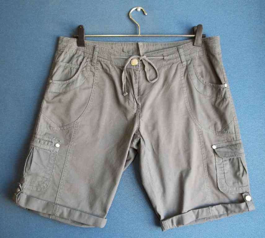 100% Cotton Olive Cargo Shorts - Size 34 * Quality Brand