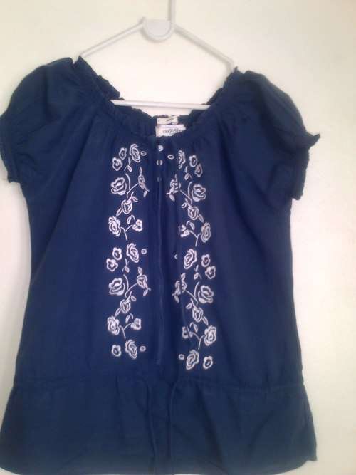 Size M   Blue informal top with embroidery details