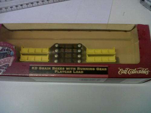 1x ERTL HO flat car load (Grain boxes + wheels)
