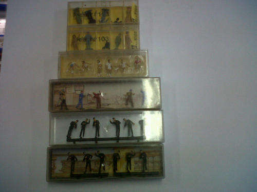 6x HO assorted packs of figures