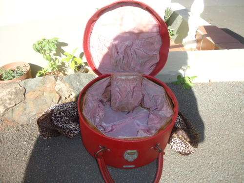 VINTAGE RETRO RED HAT BOX WITH SALMON-PINK LINED INTERIOR WITH FIVE POCKETS- SEE PHOTOS