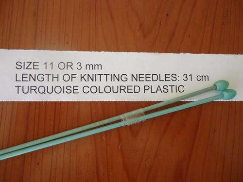 SIZE 11 OR 3 mm TURQUOISE COLOUR PLASTIC KNITTING NEEDLES - LENGTH 31 CM