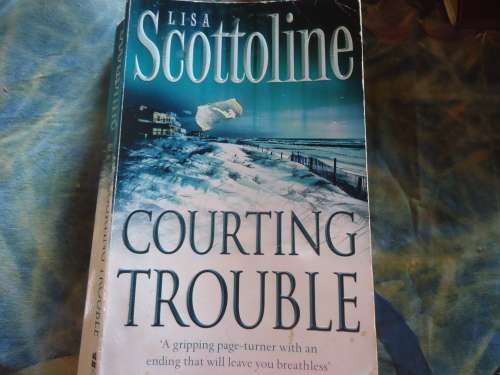 "COURTING TROUBLE" LISA SCOTTOLINE - SMALL SOFT COVER