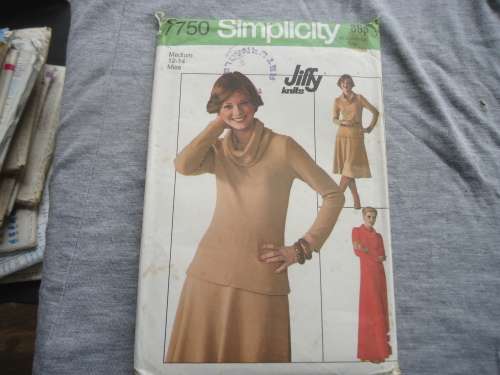 SIMPLICITY PATTERNS 7150 MISS MEDIUM SIZE 12 - 14 COMPLETE AND UNCUT