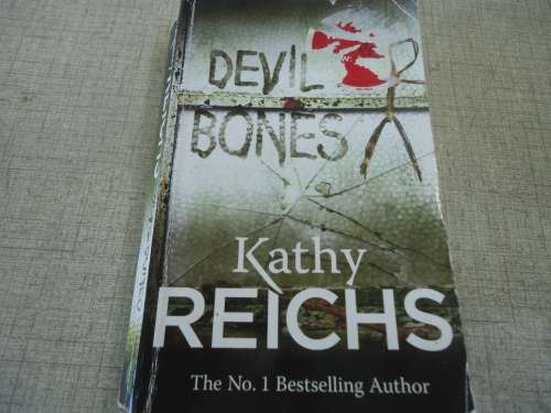 "DEVIL BONES" KATHY REICHS - SMALL SOFT COVER