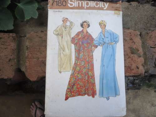 SIMPLICITY PATTERNS 7180  ONE SIZE COMPLETE & UNCUT