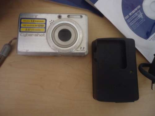 SONY 7.2 MEGA PIXEL - COMPLETE WITH CHARGER - NO BATTERY & SUPPLIED IN A SONY BOX-not the original