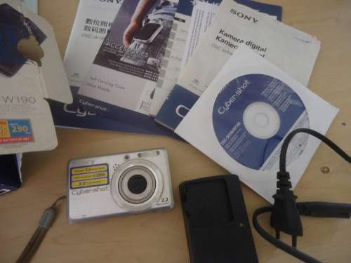 SONY 7.2 MEGA PIXEL - COMPLETE WITH CHARGER - NO BATTERY & SUPPLIED IN A SONY BOX-not the original