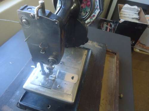 RARE 1930'S MIDGET PORTABLE SEWING MACHINE WITH CARRY CASE, INC STAND WITH DRAWER - MADE IN USA