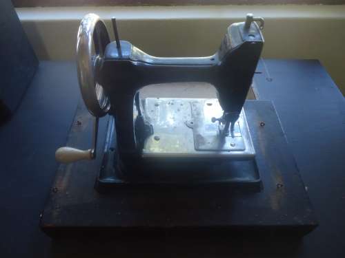 RARE 1930'S MIDGET PORTABLE SEWING MACHINE WITH CARRY CASE, INC STAND WITH DRAWER - MADE IN USA
