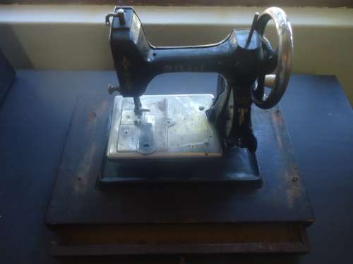 RARE 1930'S MIDGET PORTABLE SEWING MACHINE WITH CARRY CASE, INC STAND WITH DRAWER - MADE IN USA