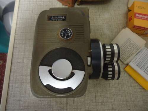 CROWN 8 -E3 MOVIE CAMERA AND LEATHER CARRY CASE