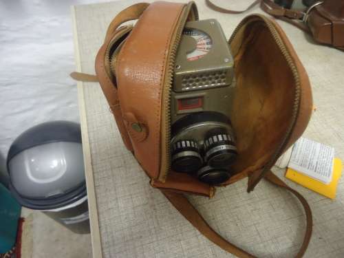 CROWN 8 -E3 MOVIE CAMERA AND LEATHER CARRY CASE