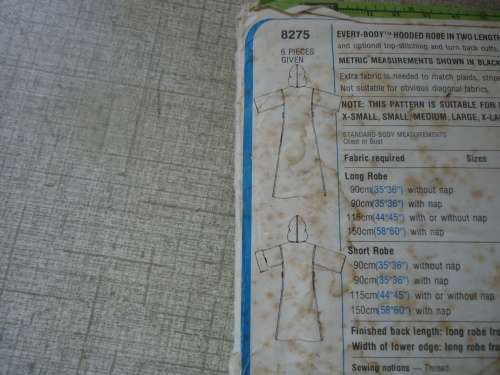 SIMPLICITY PATTERNS 8275 EVERYBODY ROBES WITH HOODIE SIZE MED - CHEST/BUST 89 - 93 CM- NO SEWING INS