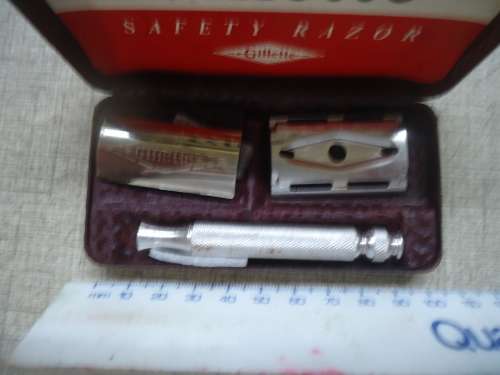 VINTAGE UNUSED GILLETTE SAFETY RAZOR - MADE IN ENGLAND - BOXED