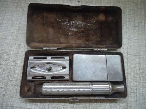 RARE VINTAGE GILLETTE FAT BOY HANDLE SAFETY RAZOR- MADE IN USA-SUPPLIED IN BROWN VELVET SILVER CASE