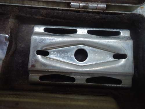 RARE VINTAGE GILLETTE FAT BOY HANDLE SAFETY RAZOR- MADE IN USA-SUPPLIED IN BROWN VELVET SILVER CASE