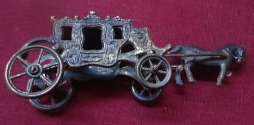 TOY DIE CAST MINIATURE CARRIAGE AND HORSE IN EXQUISITE DETAIL